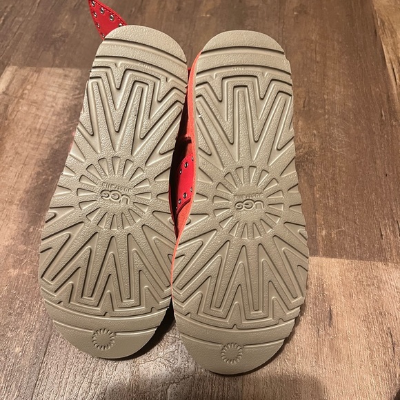 Never Worn Ted Suede UGGS Booties with Faux Fur Lining. Size 6 - Picture 5 of 5